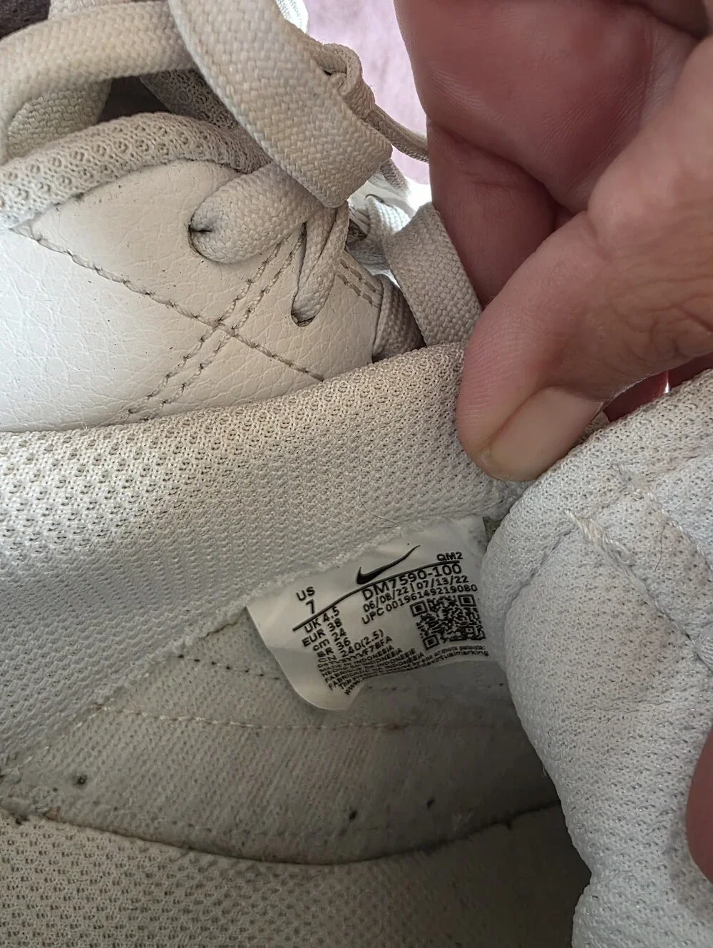Nike White and Black Women’s Low-Top Athletic Sneakers